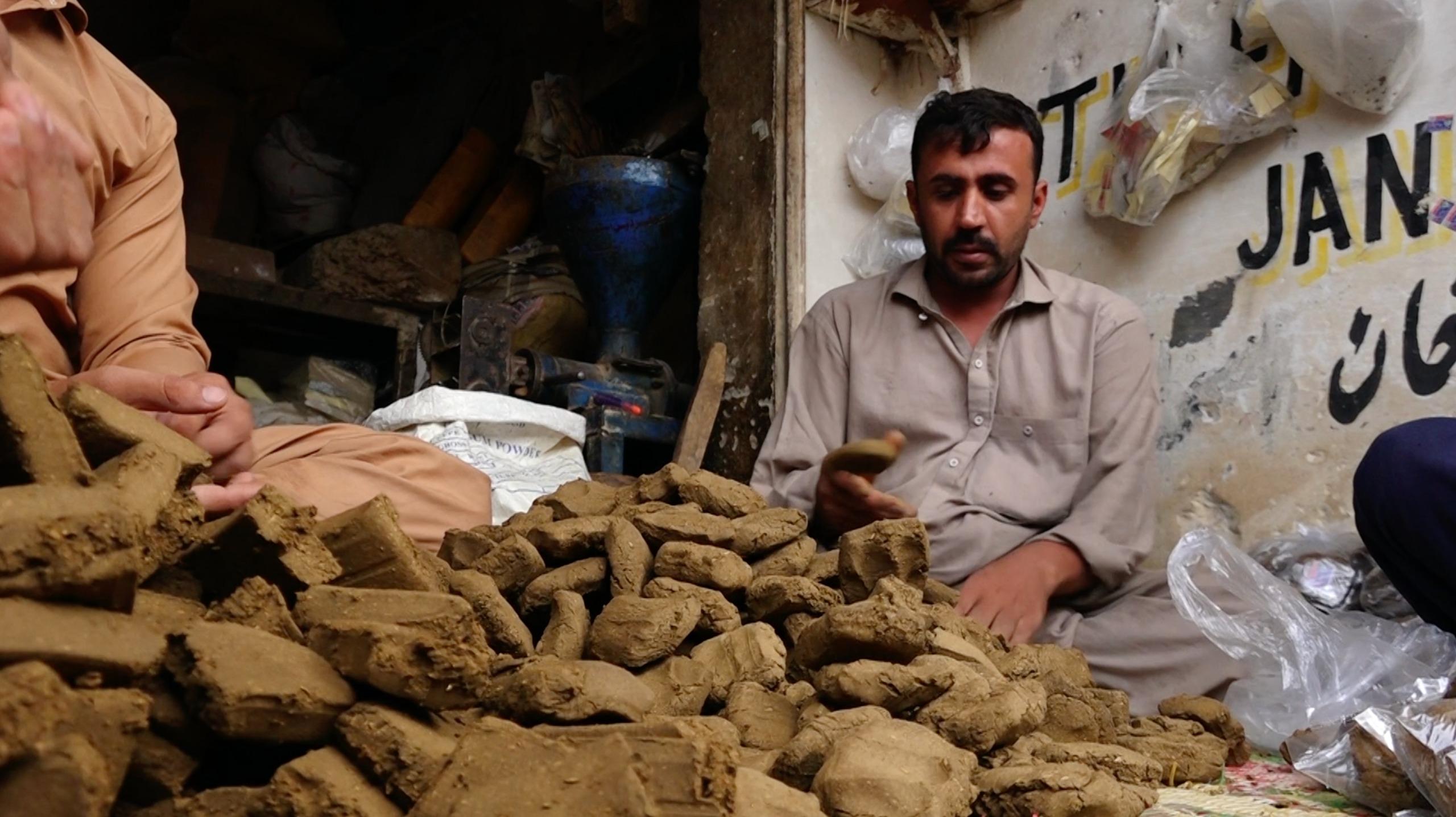 خیبر پختونخوا حکومت نے تمباکو کے ساتھ نسوار پر بھی ٹیکس عائد کردیا