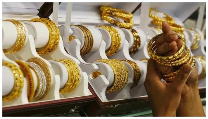 Gold price plummets by Rs3,000 per tola in Pakistan