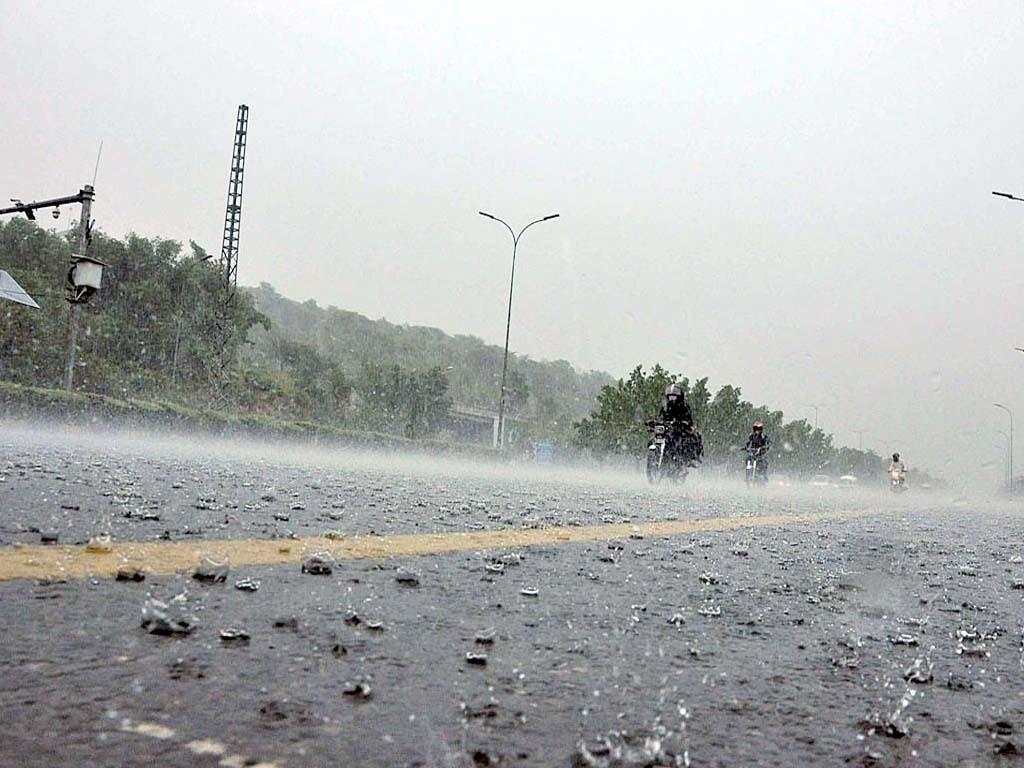 Humidity levels increase after scattered braces of rain in Lahore