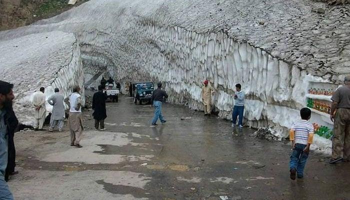 ناران :  2 سیاح فوٹو بنواتے ہوئے گلیشیئر گرنے سے جاں بحق