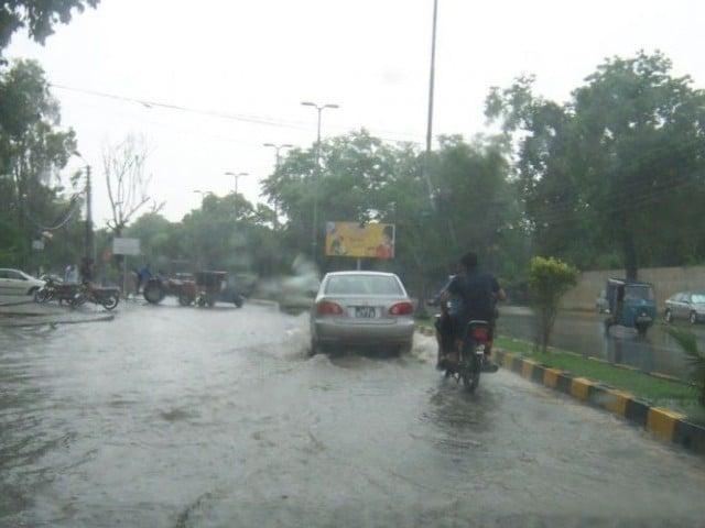 لاہور میں بارش کے دوران کرنٹ لگنے، چھتیں اور دیواریں گرنے  سے بچی سمیت 4 افراد جاں بحق