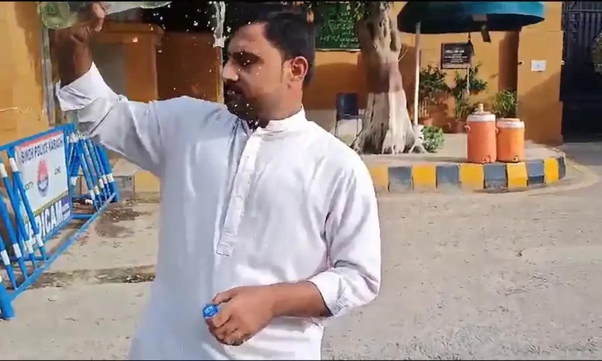 گورنر ہاؤس سندھ  کے باہر اسٹریٹ کرائم سے تنگ شہری  کی  خودسوزی کی کوشش