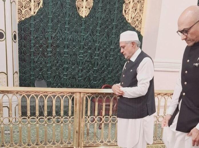 DPM Dar offers prayers at Roza-e-Rasool (SAW)