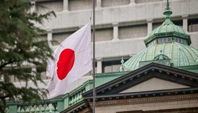 BOJ deputy governor plays down chance of near-term rate hike, yen slumps