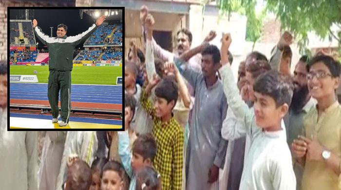 پاکستانی اتھلیٹ ارشد ندیم کے آبائی گاؤں میں جشن کا سماں، مٹھائیاں تقسیم