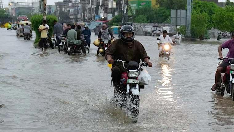 لاہور  میں علی الصبح ہونے والی موسلادھار بارش سے  نشیبی علاقے زیر آب