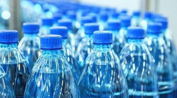 سندھ میں سرکاری دفاتر میں پلاسٹک کی بوتلوں پر پابندی، صاف پانی کی مہم میں پیشرفت
