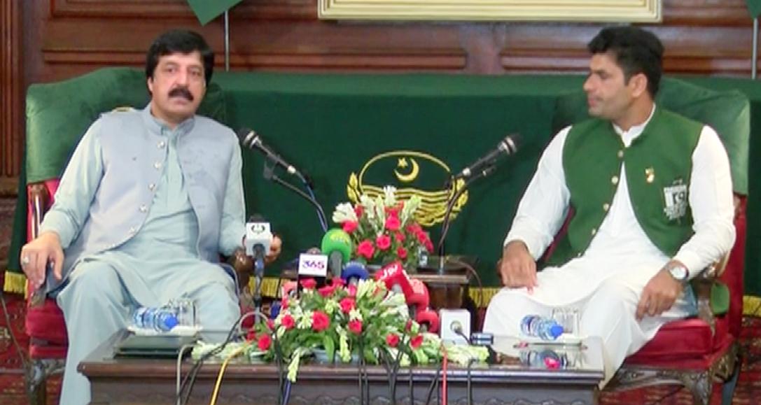 گورنر پنجاب کی جانب سے ارشد ندیم کو 20 لاکھ روپے اور گاڑی کا انعام