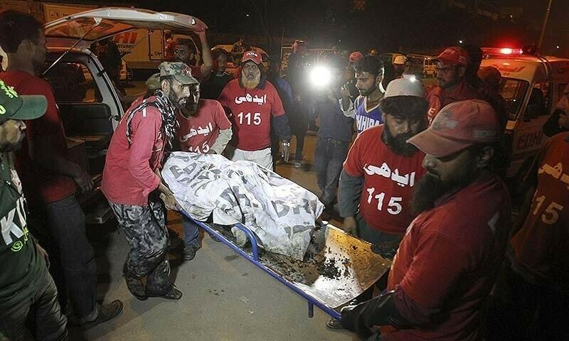 کراچی سپر ہائی وے ڈی ایچ اے سٹی کے قریب مسافر بس حادثے کا شکار