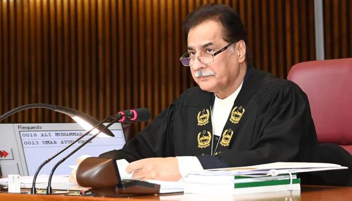 اسپیکر قومی اسمبلی کا خاتون کے لباس کے متعلق بیان کا نوٹس