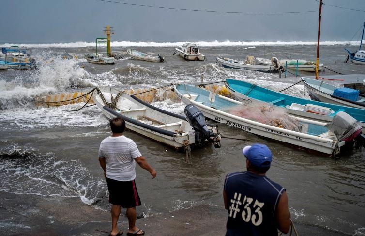 Eight killed as Hurricane Grace hits eastern Mexico