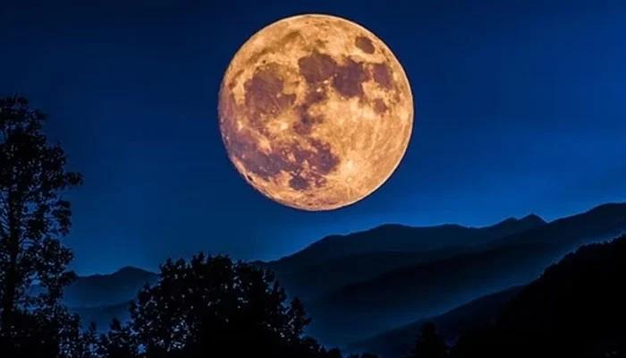 پاکستان میں آج رات سال کا پہلا سپر بلیو مون کتنے بجے دیکھا جا سکتا ہے؟