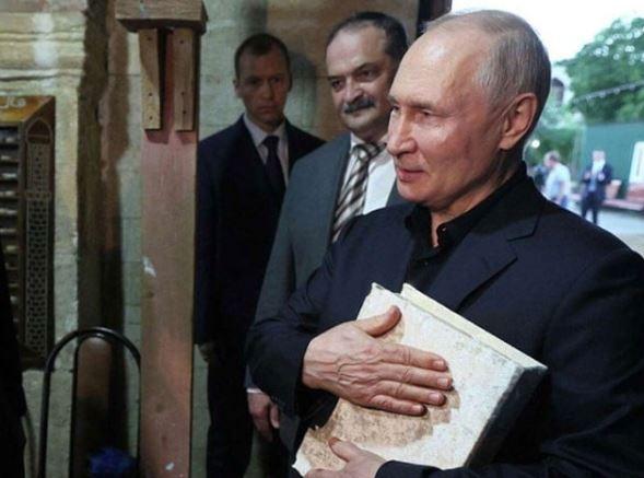 Russian President Putin kisses Holy Quran