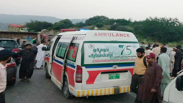 موٹر وے حادثہ: تیز رفتار کار کی ٹرک سے ٹکر، 4 افراد جاں بحق