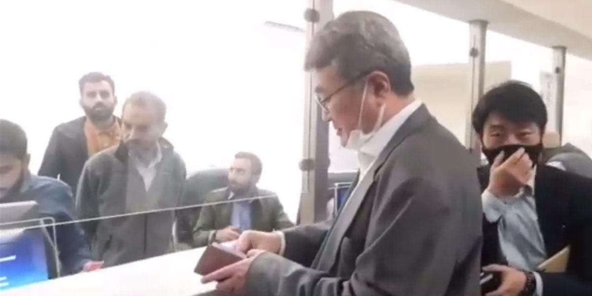 کراچی میں جاپانی قونصل جنرل کا گرین لائن بس کا سفر