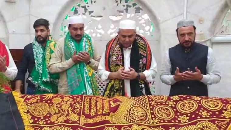 الہجویریؒ کے عرس کے موقع پر وفاقی وزیر داخلہ محسن نقوی کی  مزار پر حاضری