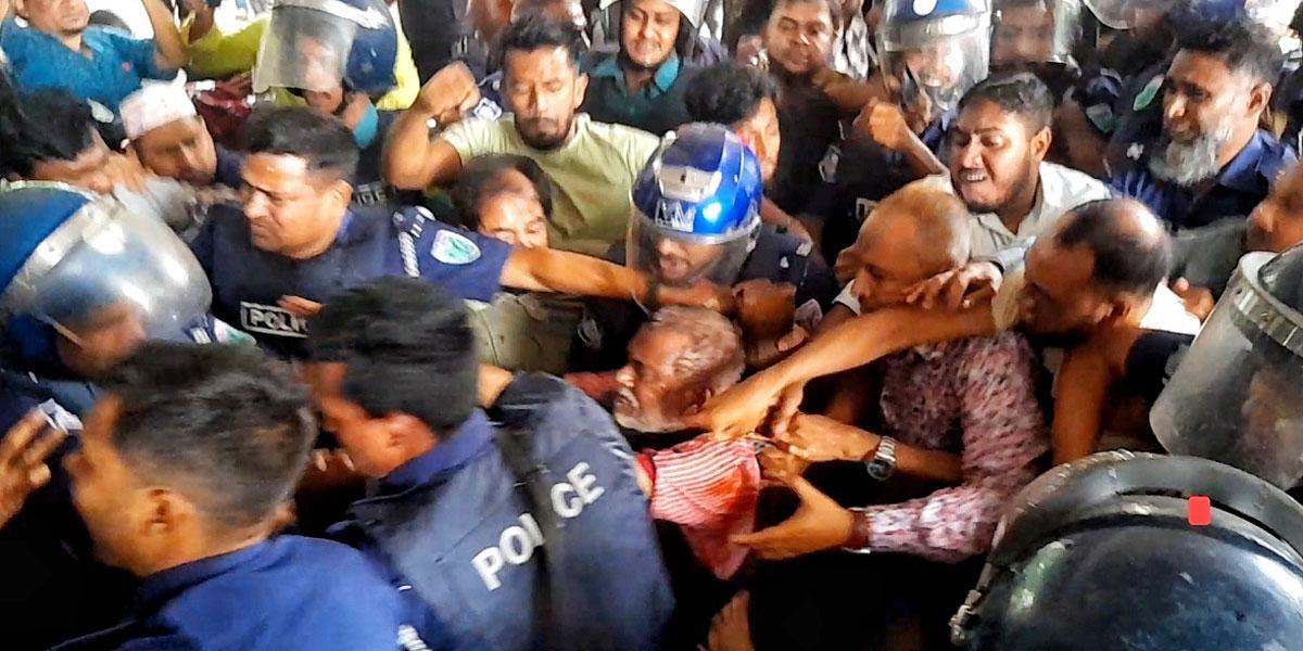 بنگلادیشی  سپریم کورٹ کے سابق جج  کو  عدالت پیشی پر عوام نے تشدد کا نشانہ بنا ڈالا
