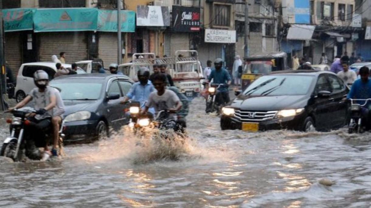 کراچی میں موسلا دھار بارش،کئی علاقے پانی میں ڈوب گئے