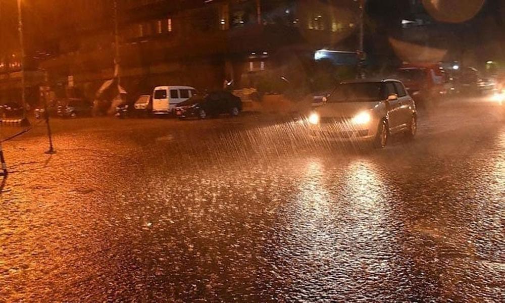 Rain in different areas of Karachi with strong winds