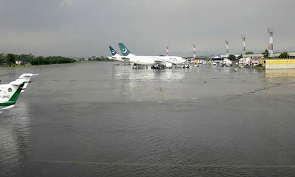 Heavy rains: Flights face difficulty in landing at Karachi Airport