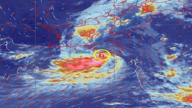 Cyclonic storm Asna moves away from Karachi 