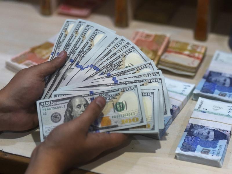 ڈالر مزید مہنگا ، روپے کی قدر میں مزید کمی