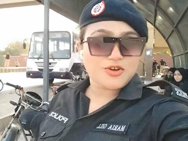 خاتون پولیس اہلکار کو ٹک ٹاک بنانا مہنگا پڑ گیا!