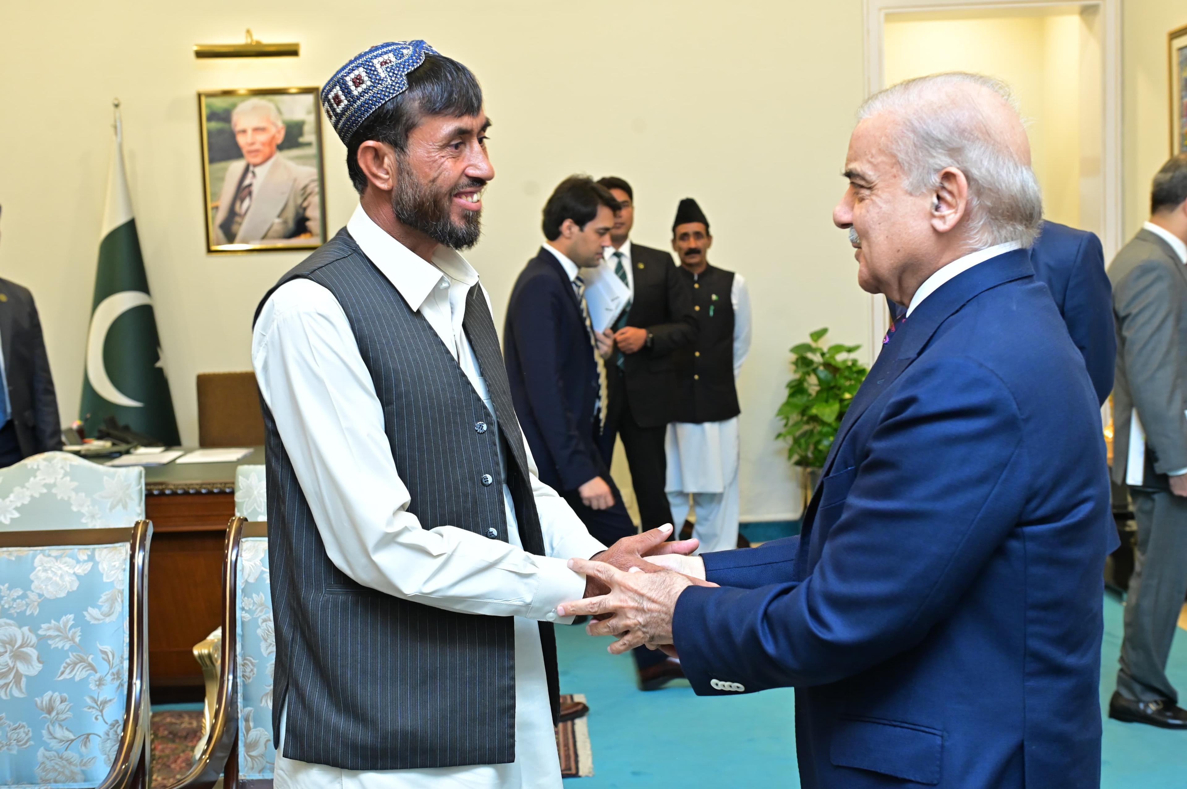 PM awards Rs2.5m to excavator operator for rescuing family in Balochistan