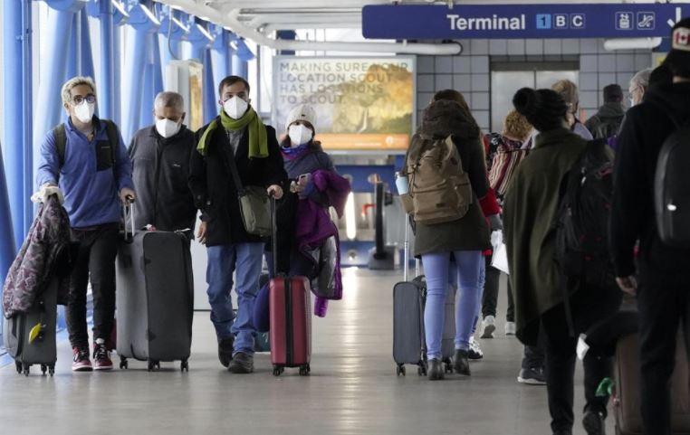 Omicron: More canceled flights frustrate air travelers on last day of 2021