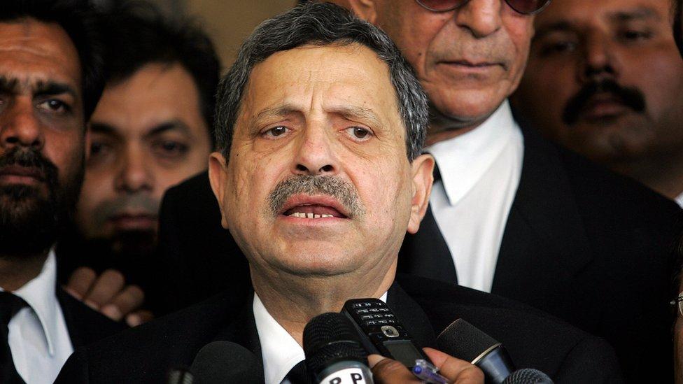 پی ٹی آئی کے رہنما سینیٹر حامد خان نے آئینی ترمیم کے خلاف وکلا تحریک کا آغاز کردیا
