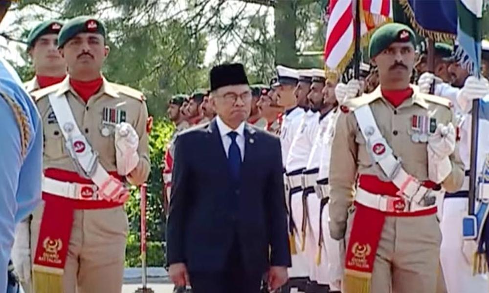 Warm welcome to Malaysian PM, Guard of Honor presented