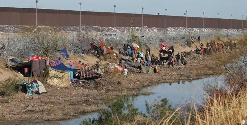 Mexican soldiers kill six migrants during highway chase