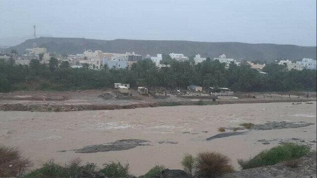 Tropical cyclone batters Oman, kills six