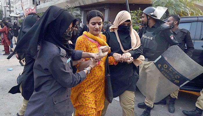 Cops suspended for manhandling women demonstrators in Karachi