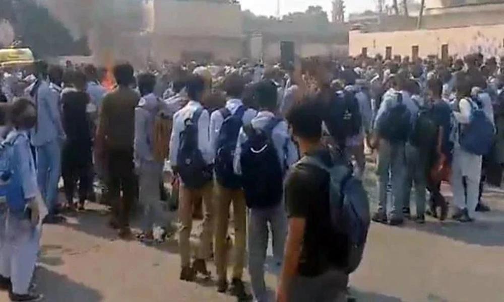 طالبہ سے مبینہ زیادتی:دوسرے روز بھی احتجاج ، طلبہ کا پنجاب اسمبلی کے باہر دھرنا