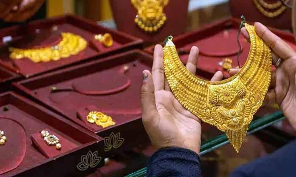 Gold rates surge for 3rd consecutive day, high by Rs3,000 per tola