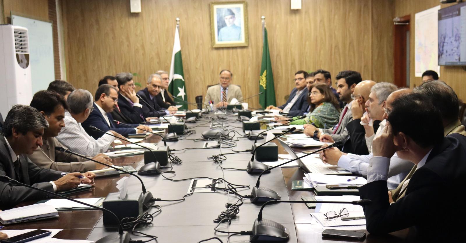 وفاقی وزیر منصوبہ بندی احسن اقبال کی زیرصدارت ایک اعلیٰ سطح کا اجلاس