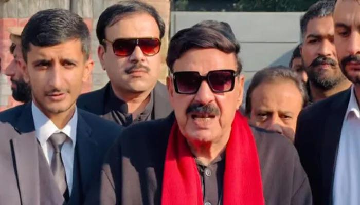حکمران پی آئی اے کی جگہ اپنے فلیٹ بیچ دیں، شیخ رشید