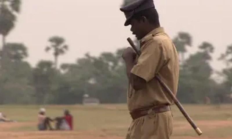 بیٹی کو کیوں ڈانٹا ؟ بھارتی فوجی نے ٹیچر کو گولی مار دی