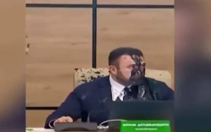 الیکشن میں دھاندلی کا الزام، اپوزیشن رہنما نے الیکشن کمیشن کے سربراہ پر سیاہی پھینک دی