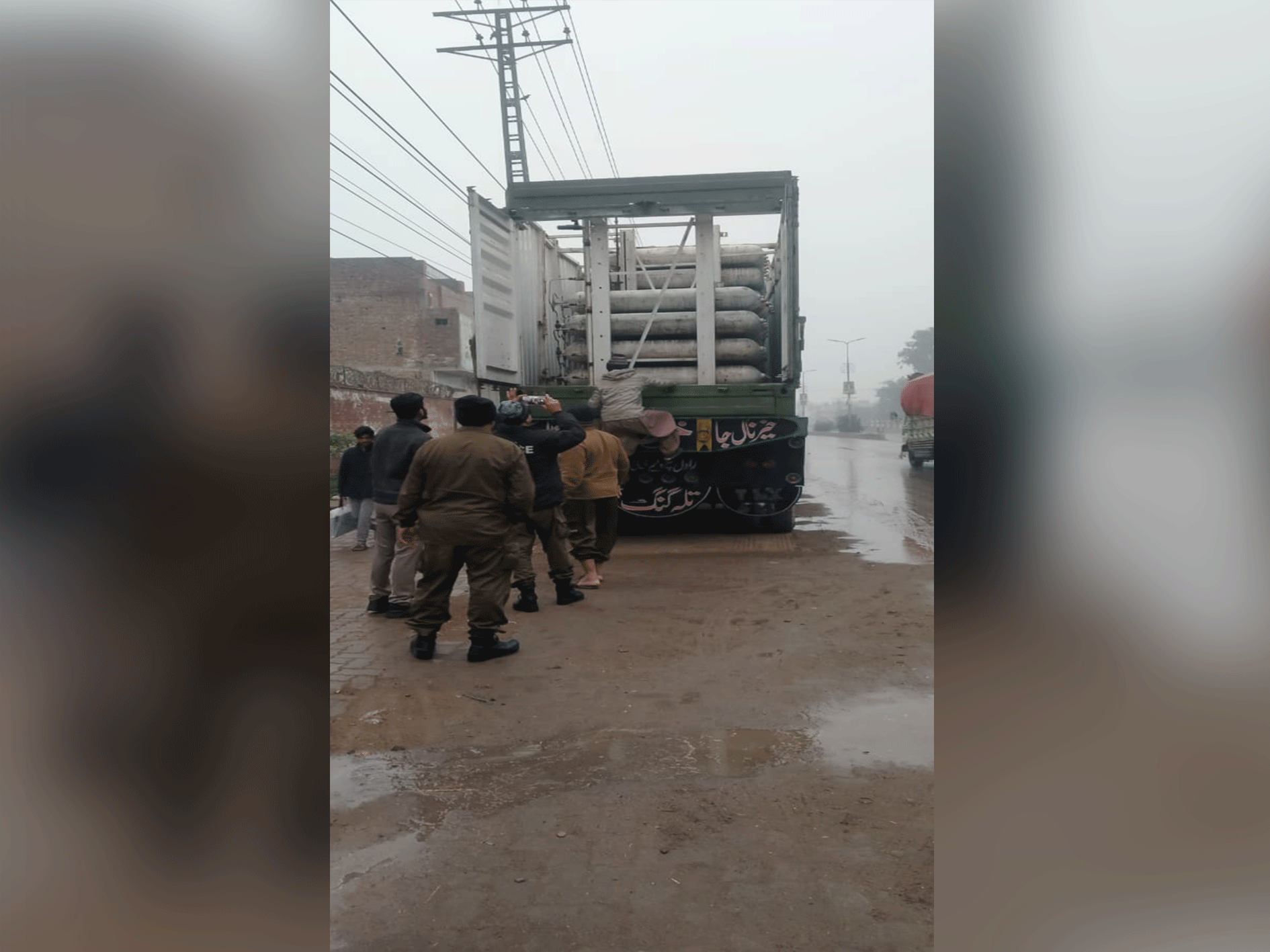 SNGPL team unearths gas theft at CNG station; employees, vehicles attacked