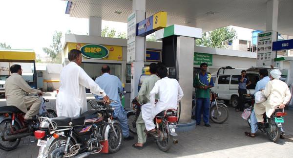 راستوں کی بندش: پٹرولیم مصنوعات کی قلت کا معاملہ سنگین ہو گیا