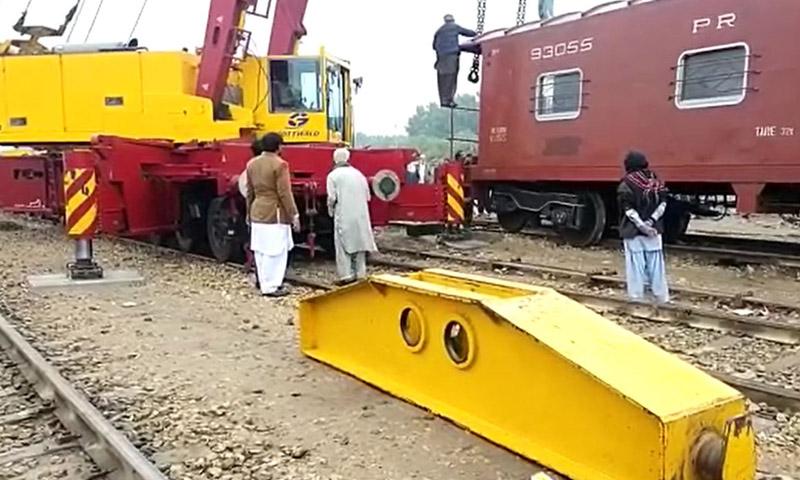 ٹنڈوآدم: مال بردار گاڑی پٹری سے اتر گئی