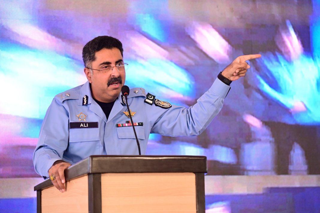 اسلام آباد پولیس کے  افسران کو خراج تحسین پیش کرنے کے لئے پر وقار تقریب کا انعقاد