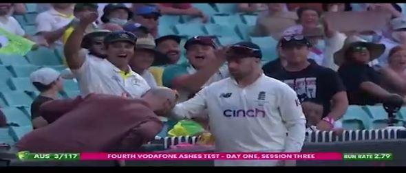 انگلش کرکٹر نے مداح کے گنجے سر پر ہی آٹوگراف دے دیا