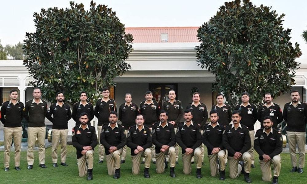 COAS meets gold medal-winning Pakistan Army team in Cambrian Patrol exercise