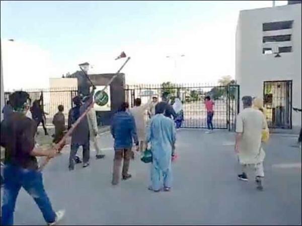 جی ایچ کیو حملہ کیس: پی ٹی آئی رہنماؤں سمیت 25 ملزمان کے ناقابل ضمانت وارنٹ گرفتاری جاری