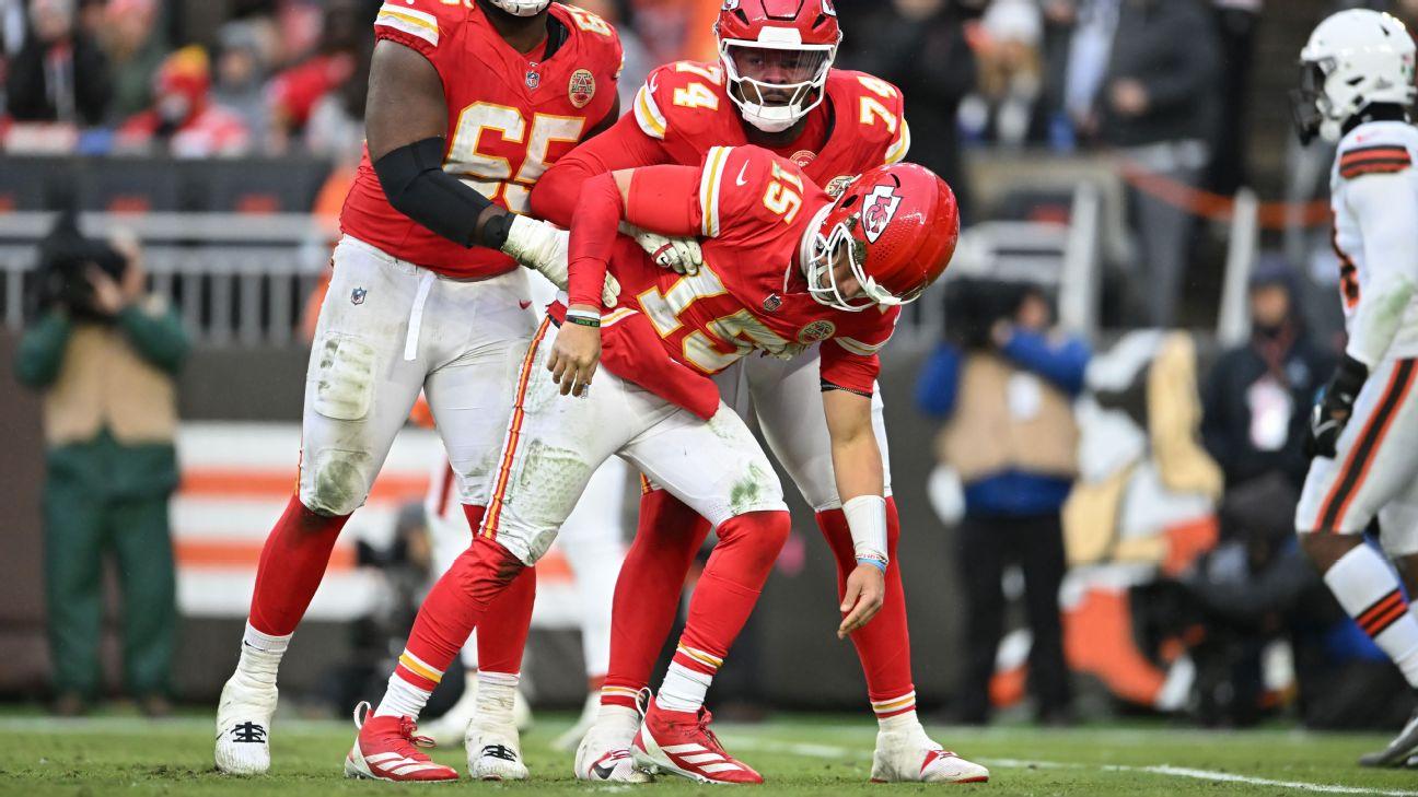 Mahomes exits Chiefs' victory with ankle injury