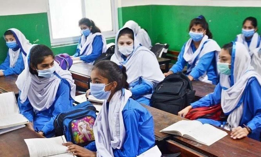 Sindh govt directs school to ensure vaccination of students aged between 12 and 18