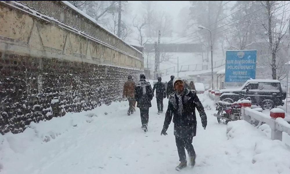 Snowfall in Murree, Galiyat attracts tourists